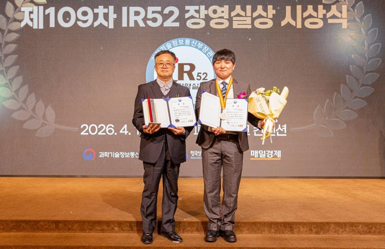 본문 이미지 - 금호석유화학 관계자들이 장영실상을 수상하고 있다.(금호석유화학제공)