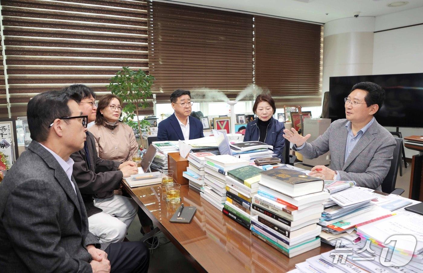 본문 이미지 - 용인시 동천동 7개 아파트 입주자대표회의 관계자들이 14일 시청을 방문해 대중교통 개선을 건의했다.(용인시 제공)