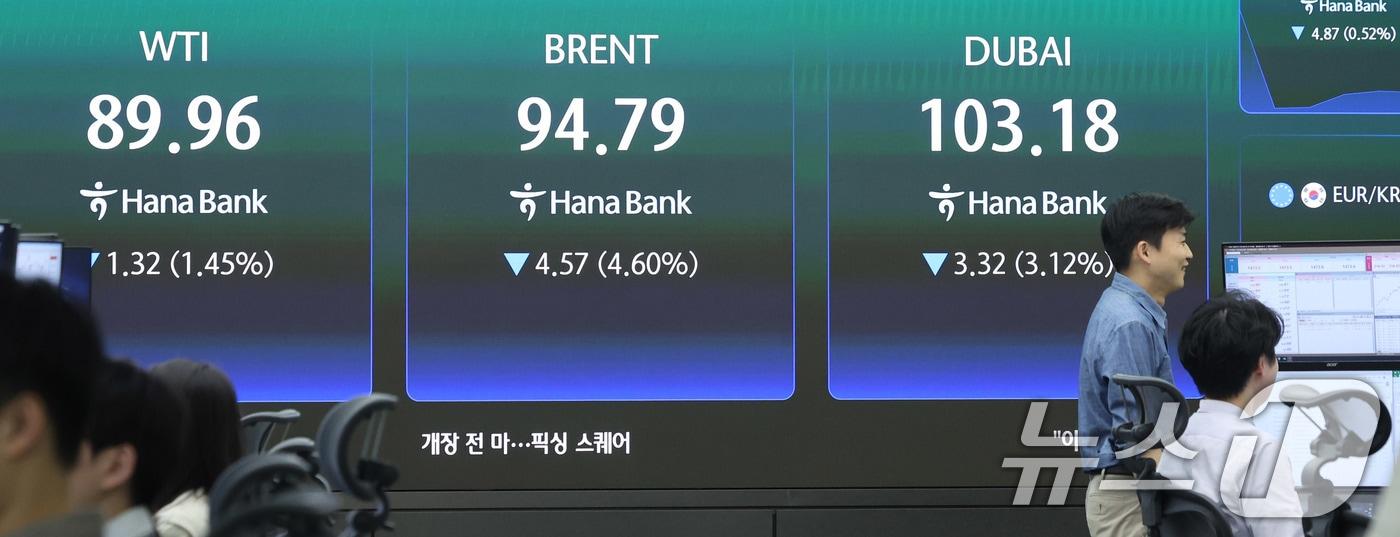 본문 이미지 - 15일 서울 중구 하나은행 딜링룸 현황판에 국제유가가 표시되고 있다. 2026.4.15 ⓒ 뉴스1 박지혜 기자