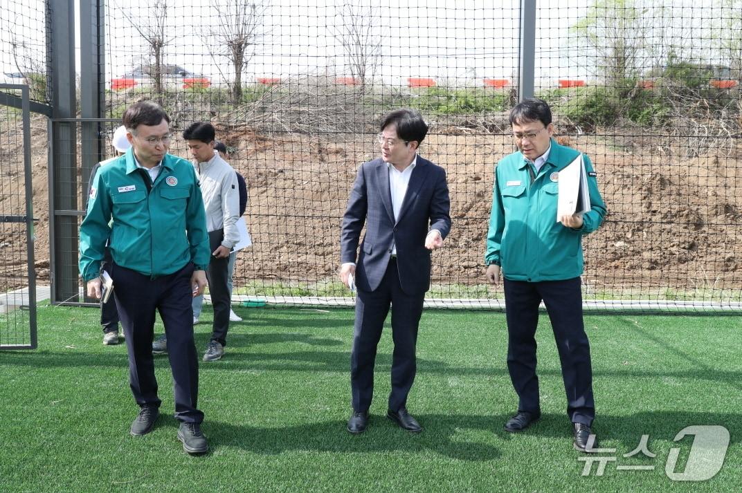 본문 이미지 - 신곡축구장 현장 점검(경기 김포시 제공/뉴스1)