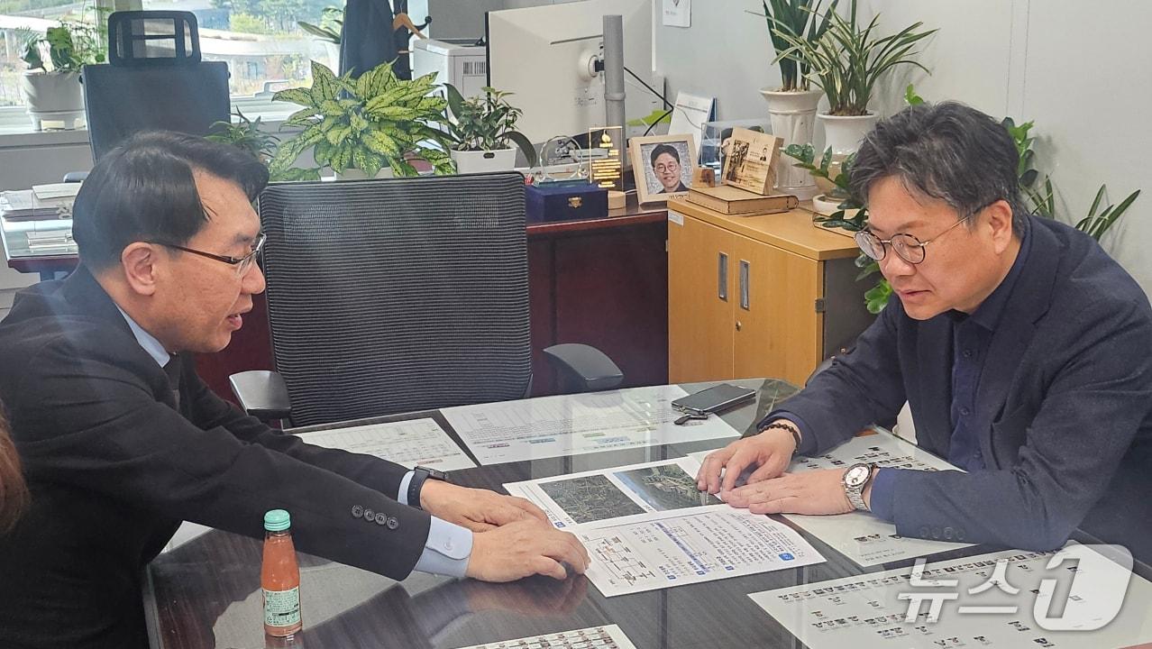 본문 이미지 - 최승환 제천시 시장 권한대행(왼쪽)과 정향우 기획예산처 사회예산심의관.(제천시 제공. 재판매 및 DB금지) 