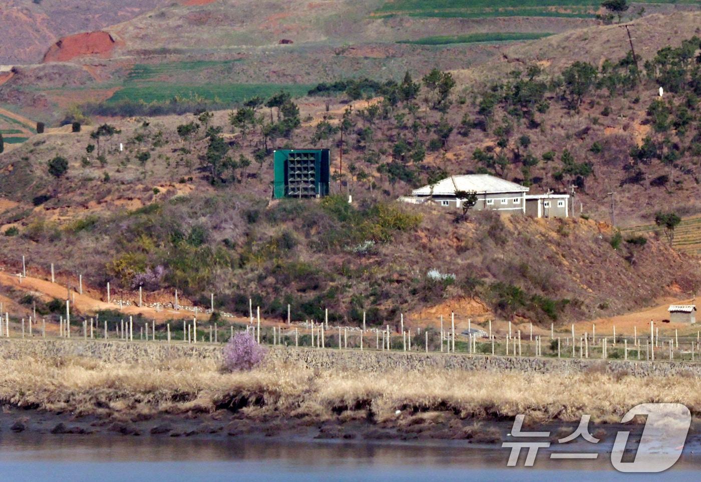 본문 이미지 - 김일성 주석의 생일인 지난 15일 오전 경기도 파주시 오두산통일전망대에서 바라본 북한 황해북도 개풍군의 접경지역에 대남방송용 스피커가 세워져 있다. 2026.4.15 ⓒ 뉴스1 구윤성 기자
