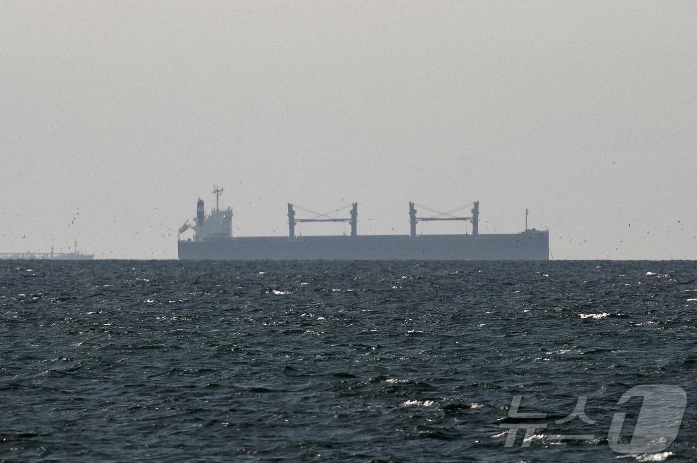 본문 이미지 - 지난 3월 11일(현지시간) 아랍에미리트(UAE) 라스알카이마 북부에서 바라본 호르무즈 해협 인근 페르시아만의 화물선. 2026.04.15. ⓒ 로이터=뉴스1