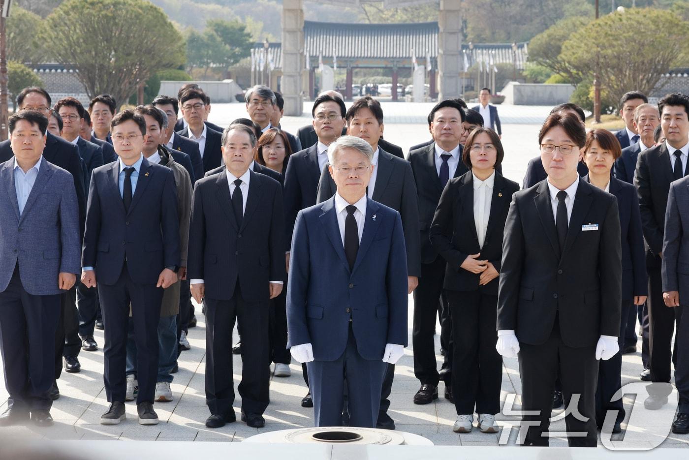 본문 이미지 - 민형배 더불어민주당 전남광주통합특별시장 후보가 15일 광주 국립5.18민주묘역을 찾아 참배하고 있다. 2026.4.15 ⓒ 뉴스1 김태성 기자