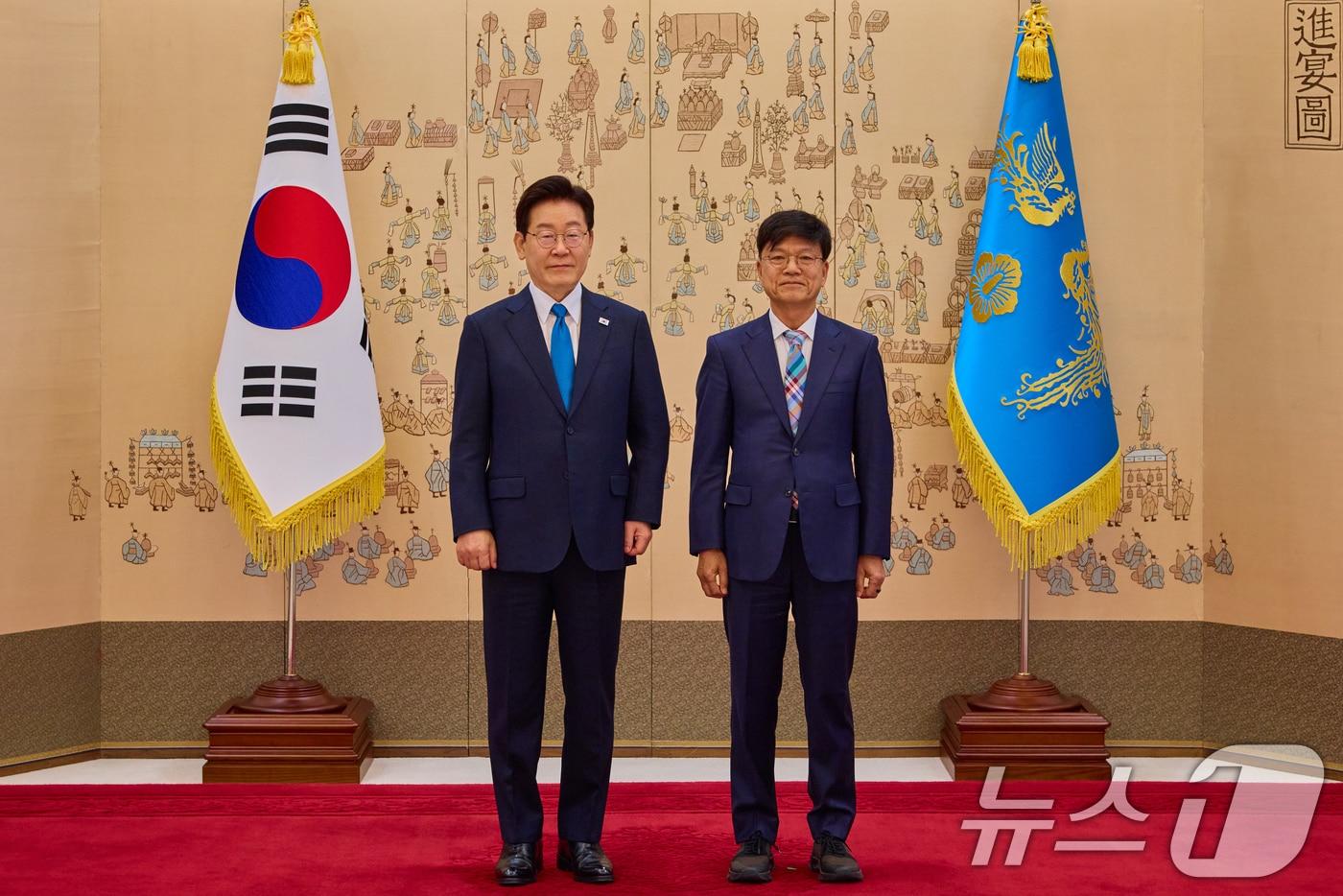본문 이미지 - 이재명 대통령이 지난 4월 청와대에서 이병태 규제합리화위원회 부위원장에게 위촉장을 수여한 후 기념촬영을 하고 있다. (청와대 제공. 재판매 및 DB 금지) 2026.4.15 ⓒ 뉴스1 허경 기자