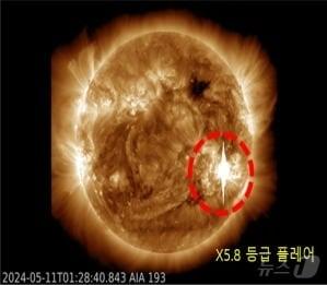 본문 이미지 - 2024년 5월 발생한 X5.8급 태양흑점 폭발(플레어) 모습. 붉은 점선 영역에서 강력한 태양활동이 포착됐다. (우주항공청 제공) ⓒ 뉴스1 