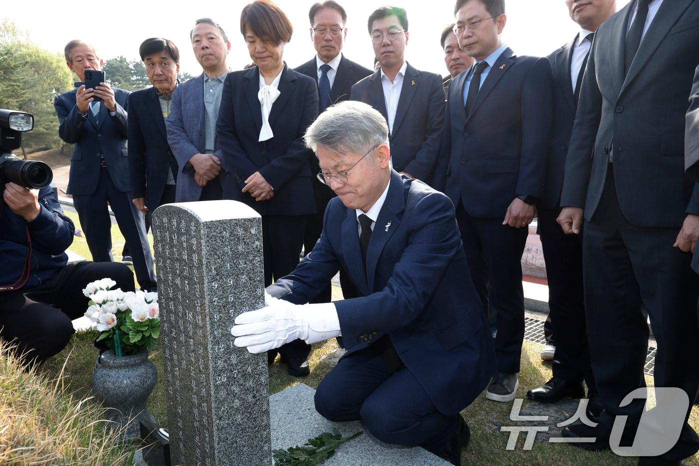 본문 이미지 - 민형배 더불어민주당 전남광주통합특별시장 후보가 15일 광주 국립5.18민주묘역을 찾아 윤상원 열사 묘를 참배하고 있다. 2026.4.15 ⓒ 뉴스1 김태성 기자