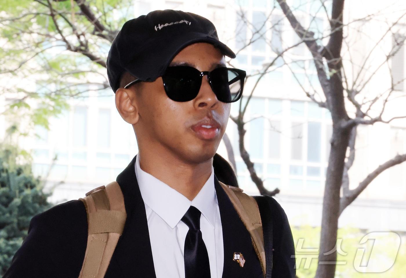 본문 이미지 - 미국인 유튜버 조니 소말리(본명 램지 칼리드 이스마엘)가 15일 오전 서울 마포구 서울서부지법에서 열린 업무방해·경범죄처벌법 위반 1심 선고 공판에 출석하고 있다. '평화의 소녀상'에 입을 맞추며 소녀상을 모욕한 적 있는 조니 소말리는 그는 편의점에서 음악을 크게 틀고 컵라면 국물을 쏟는 등 난동을 벌여 업무를 방해한 혐의도 받는다. 수사 과정에서 버스와 지하철 내 소란, 롯데월드에서의 방송 진행 중 탑승 방해, 타인의 얼굴을 합성한 외설적 영상 유포 등 혐의도 추가됐다. 2026.4.15 ⓒ 뉴스1 김진환 기자