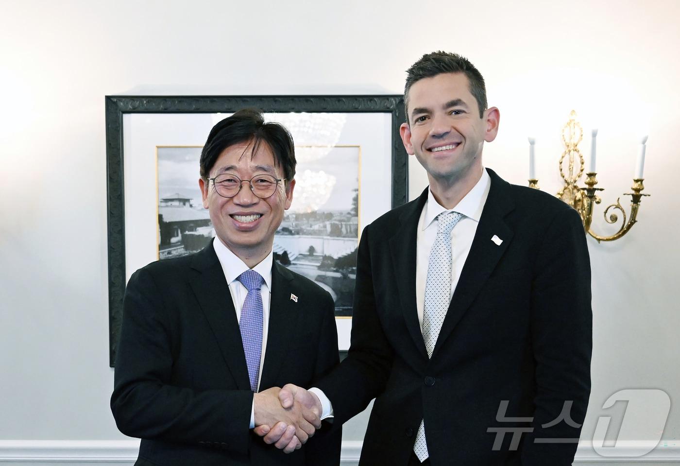 본문 이미지 - 지난 13일(현지시간) 제41회 스페이스 심포지엄에서 오태석 우주항공청장(왼쪽)이 재러드 아이작먼 미국 항공우주국(NASA) 국장과 기념촬영을 하고 있다.2026.04.13/뉴스1(우주항공청 제공) 