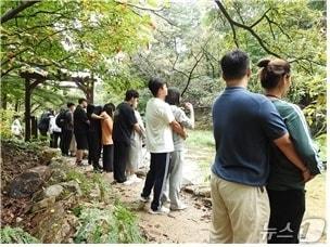 본문 이미지 - 북한산국립공원 임산부 대상 '숲 속 태교 여행' 프로그램 모습. (국립공원공단 제공, 재판매 및 DB금지)