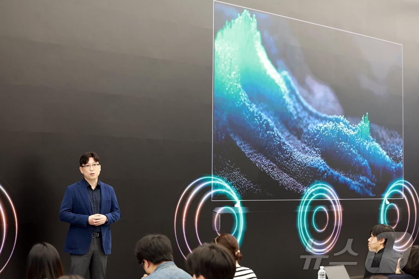 본문 이미지 - 용석우 삼성전자 영상디스플레이사업부 사업부장이 15일 서울 서초구 삼성 강남에서 2026년형 마이크로 RGB TV를 발표하고 있다. 삼성전자는 지난해 8월 115형 모델 첫 출시에 이어 130형 모델을 하반기에 출시할 예정이다. 마이크로 RGB TV 는 100㎛ 이하 크기의 RGB(빨강, 초록, 파랑) LED를 백라이트로 사용하며, 각 색상을 독립적으로 정밀 제어해 화면 색상과 밝기를 보다 촘촘하고 정교하게 제어한다.2026.4.15 ⓒ 뉴스1 이호윤 기자
