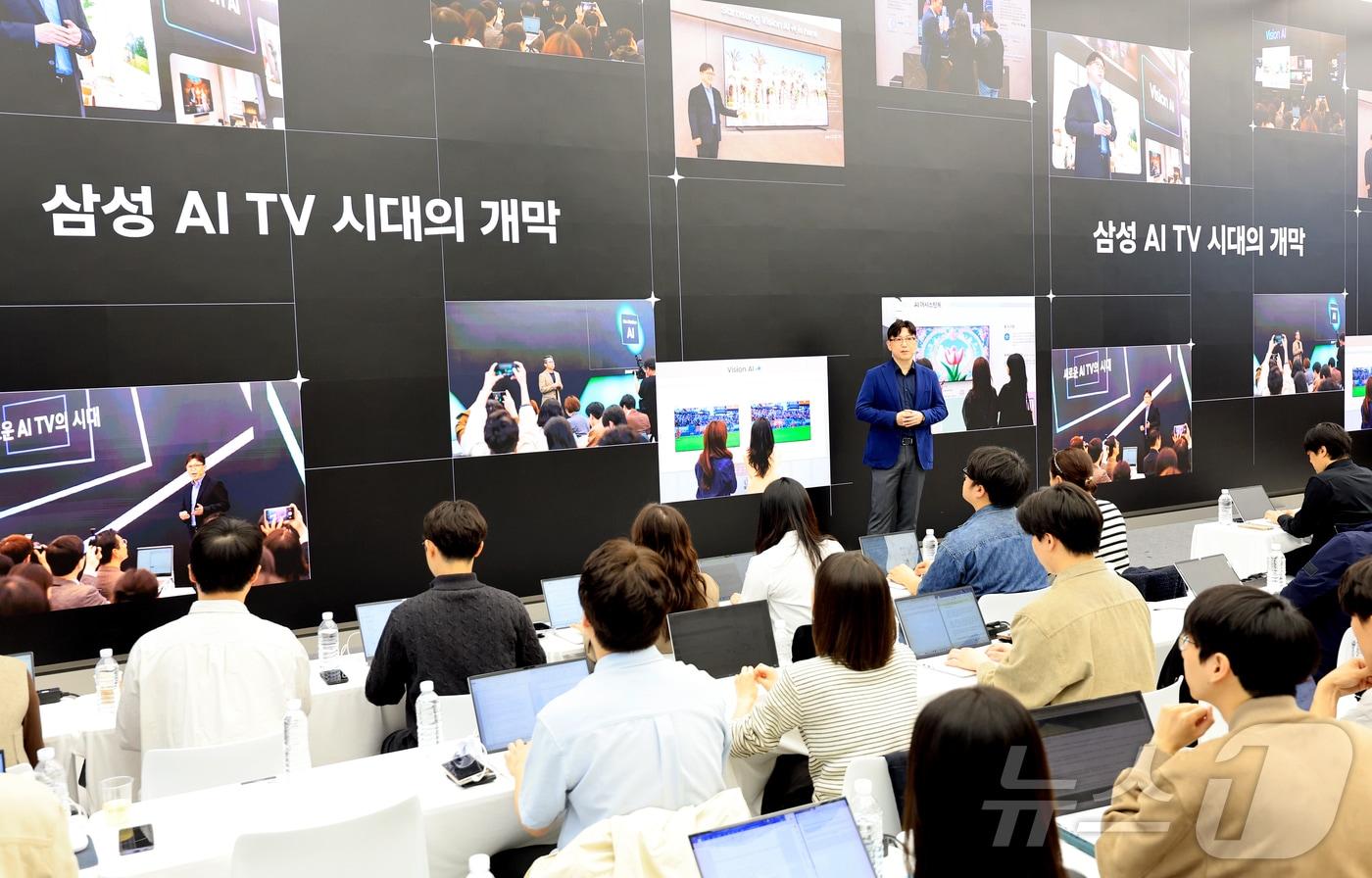 본문 이미지 - 용석우 삼성전자 영상디스플레이사업부 사업부장이 15일 서울 서초구 삼성 강남에서 2026년형 마이크로 RGB TV를 발표하고 있다. 2026.4.15 ⓒ 뉴스1 이호윤 기자