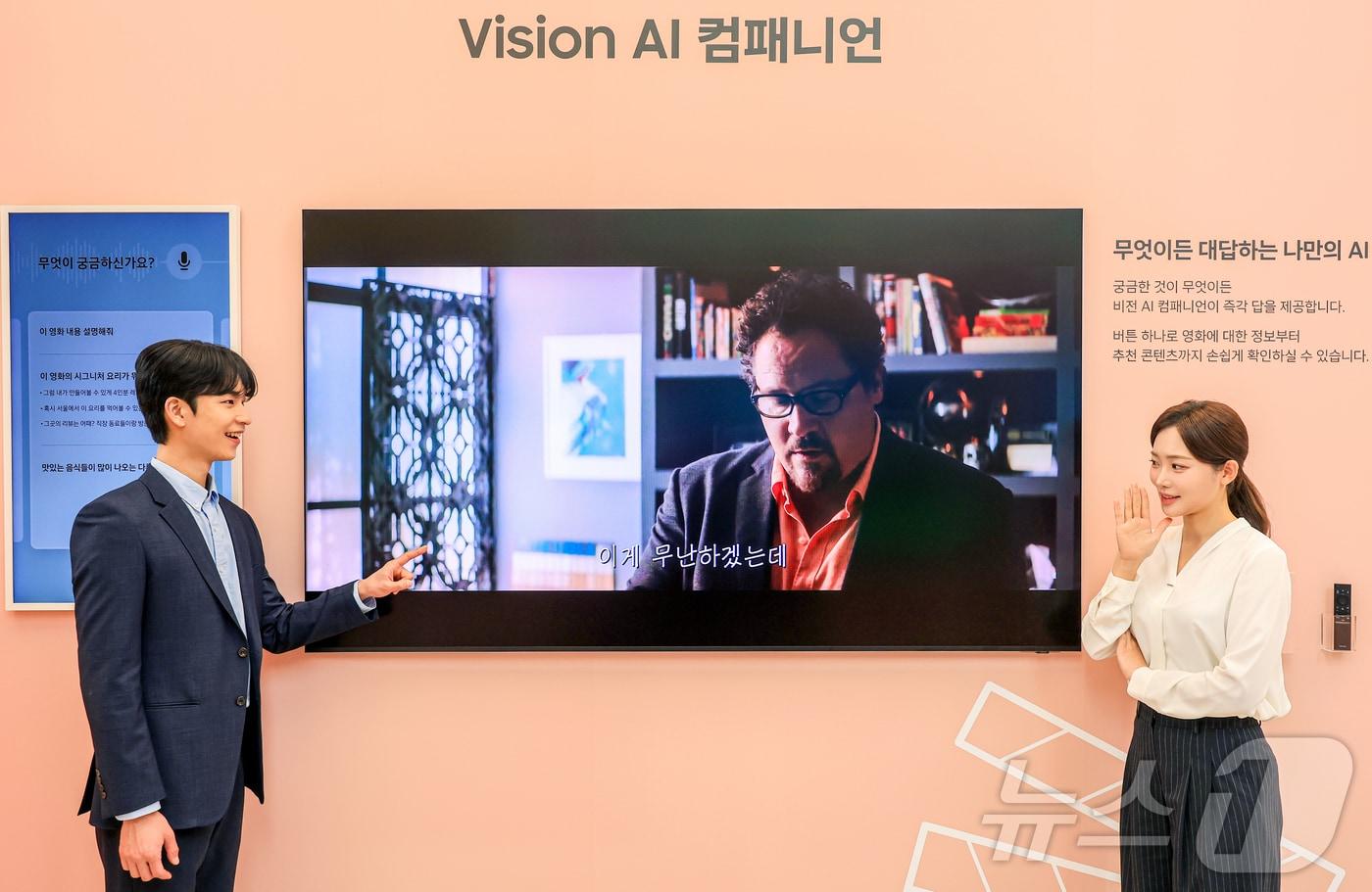 본문 이미지 - 15일 서울 서초구 삼성 강남에서 모델들이 마이크로 RGB TV를 선보이고 있다. 삼성전자는 지난해 8월 115형 모델 첫 출시에 이어 130형 모델을 하반기에 출시할 예정이다. 마이크로 RGB TV 는 100㎛ 이하 크기의 RGB(빨강, 초록, 파랑) LED를 백라이트로 사용하며, 각 색상을 독립적으로 정밀 제어해 화면 색상과 밝기를 보다 촘촘하고 정교하게 제어한다.2026.4.15 ⓒ 뉴스1 이호윤 기자