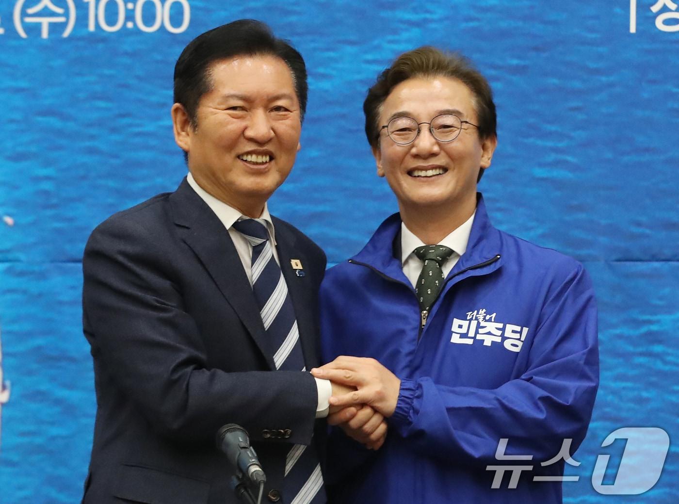 본문 이미지 - 정청래 더불어민주당 대표가 15일 부산 동구 부산항국제전시컨벤션센터에서 열린 부산 현장 최고위원회의에서 전재수 부산시장 후보에게 당 점퍼를 입혀준 뒤 기념촬영을 하고 있다. 2026.4.15 ⓒ 뉴스1 윤일지 기자