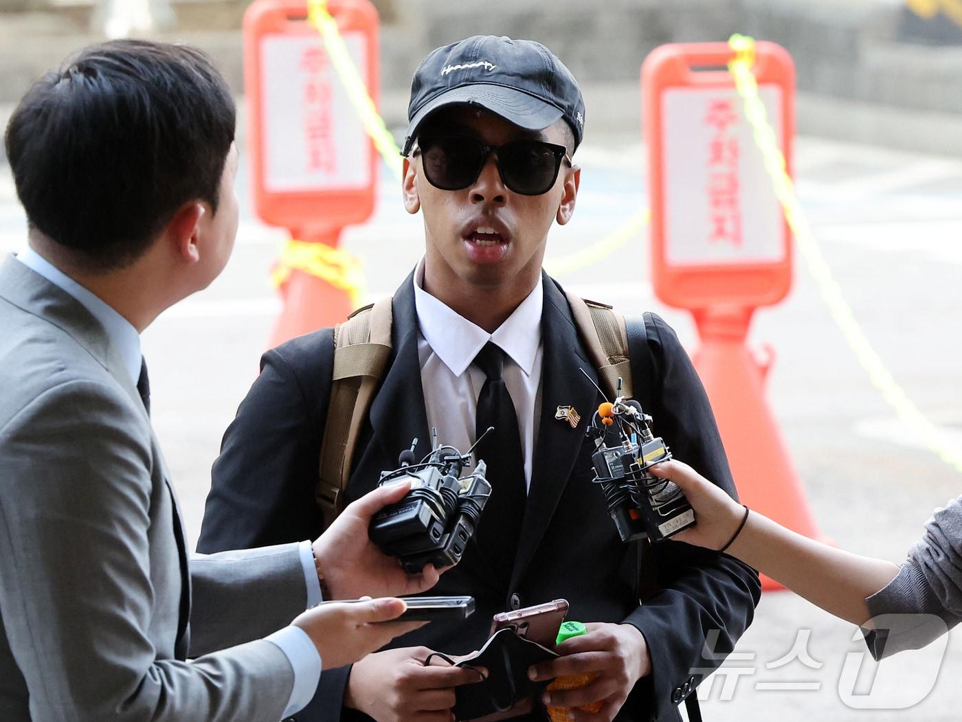 본문 이미지 - 미국인 유튜버 조니 소말리(본명 램지 칼리드 이스마엘)가 15일 오전 서울 마포구 서울서부지법에서 열린 업무방해·경범죄처벌법 위반 1심 선고 공판에 출석해 취재진 질문을 받고 있다. '2026.4.15 ⓒ 뉴스1 김진환 기자