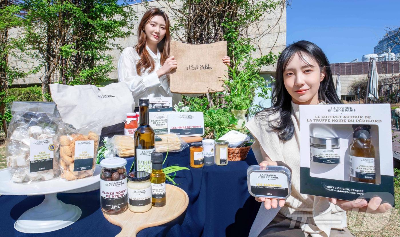 본문 이미지 - 사진은 서울 강남구 현대백화점 무역센터점에서 직원들이 ‘라 그랑드 에피세리' 대표 상품을 소개하는 모습. (현대백화점 제공. 재판매 및 DB 금지) 2026.4.15 ⓒ 뉴스1