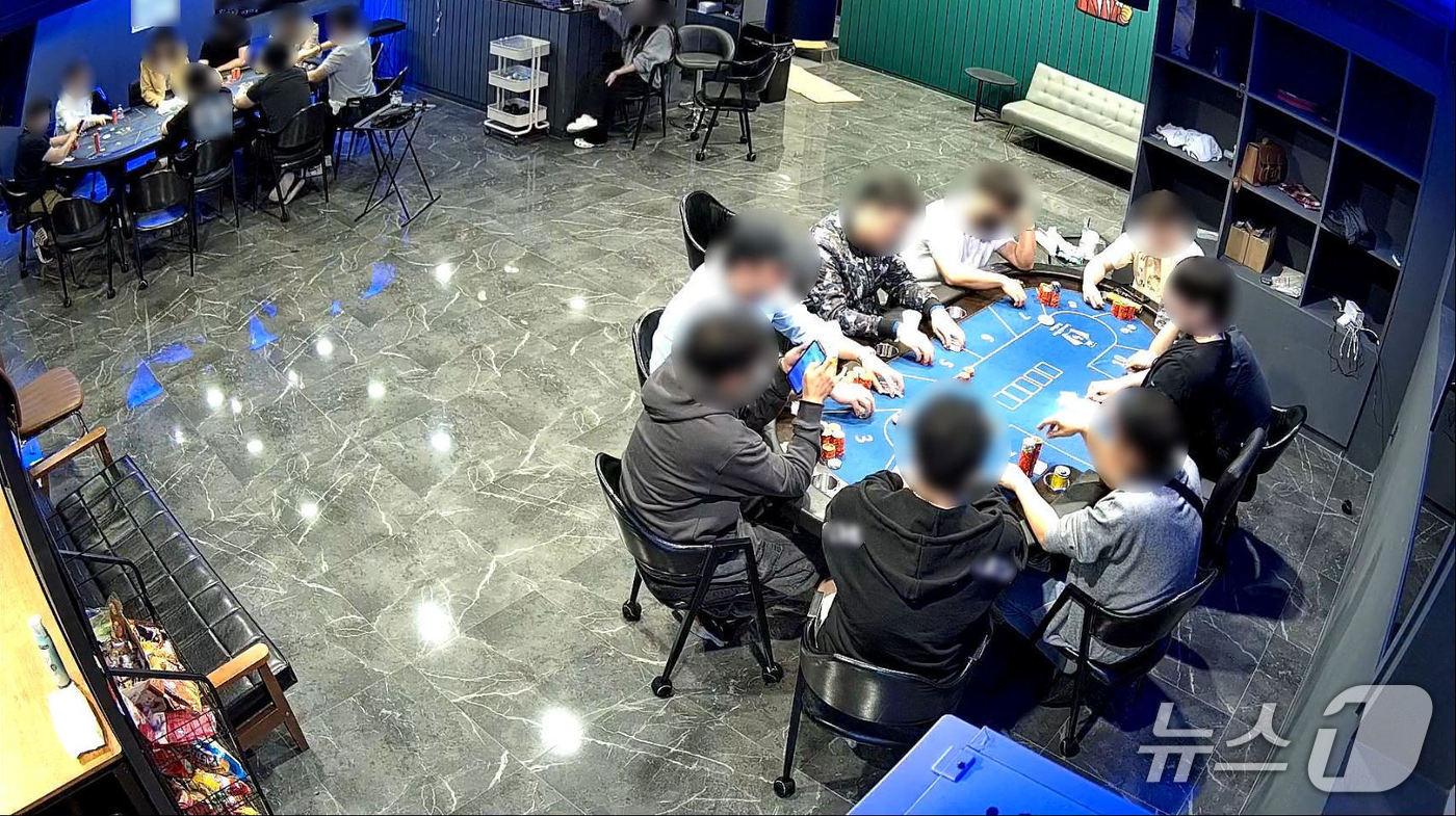 본문 이미지 - 부산 시내 불법 홀덤 도박장 내부 모습. (부산경찰청 제공. 재판매 및 DB 금지)