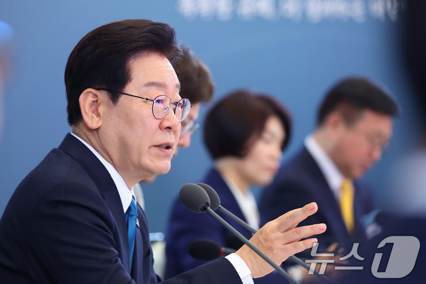 본문 이미지 - 이재명 대통령이 15일 청와대에서 열린 규제합리화위원회 제1차 전체회의에서 발언을 하고 있다. 2026.4.15 ⓒ 뉴스1 이재명 기자