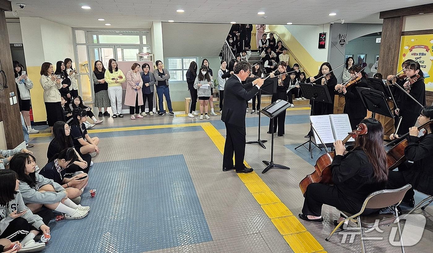 본문 이미지 - 15일 진천여자중학교에서 진천군립교향악단이 등굣길 공연을 하고 있다.(진천교육지원청 제공. 재판매 및 DB금지)