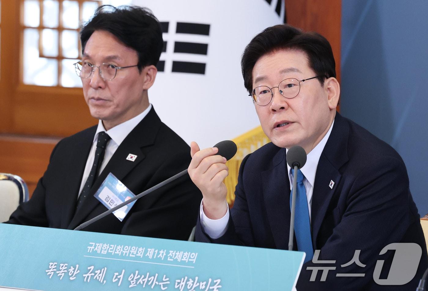 본문 이미지 - 이재명 대통령이 15일 청와대에서 열린 규제합리화위원회 제1차 전체회의에서 발언을 하고 있다. 2026.4.15 ⓒ 뉴스1 이재명 기자