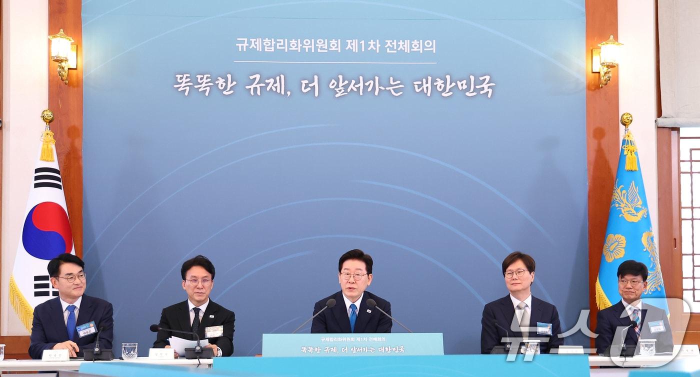 본문 이미지 - 이재명 대통령이 15일 청와대에서 열린 규제합리화위원회 제1차 전체회의에서 발언을 하고 있다. 2026.4.15 ⓒ 뉴스1 이재명 기자