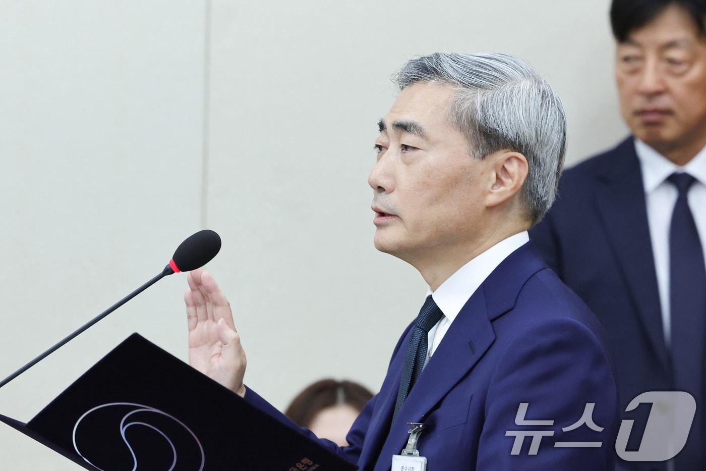 본문 이미지 - 신현송 한국은행 총재 후보자가 15일 서울 여의도 국회 재정경제기획위원회에서 열린 인사청문회에서 선서하고 있다. 2026.4.15 ⓒ 뉴스1 신웅수 기자