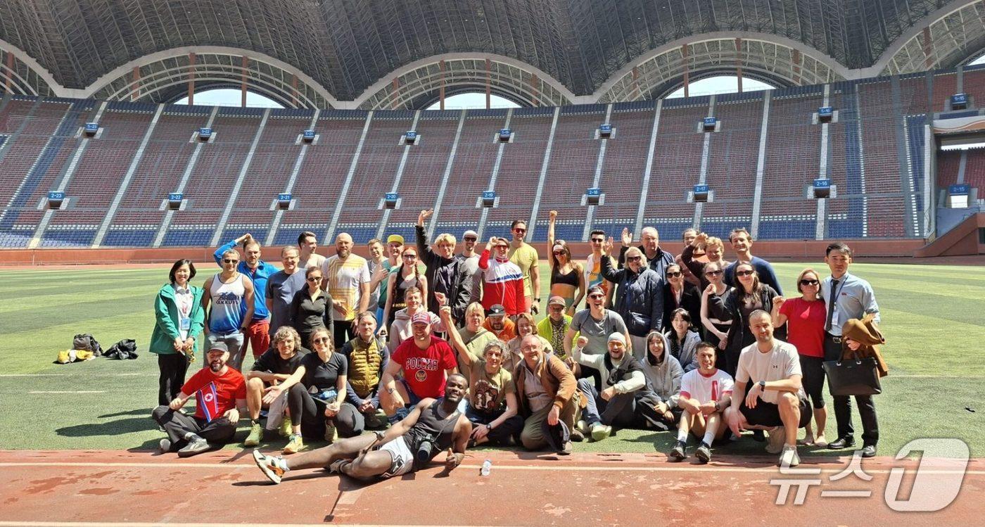 본문 이미지 - 북한 전문 스웨덴 여행사 코리아 콘설트(Korea Konsult)는 러시아 여권 소지자 50명이 이달 초 북한을 방문해 스포츠 관광 프로그램에 참여했다고 밝혔다. 이들은 당초 지난 5일 열릴 예정이던 평양국제마라톤 참가 신청자들이었다.(코리아 콘설트 페이스북 갈무리).