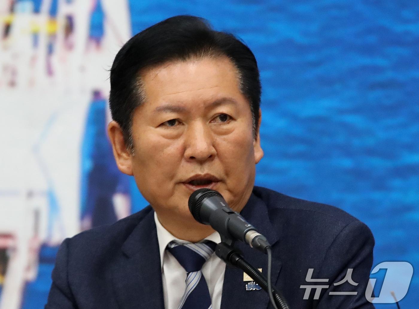 본문 이미지 - 정청래 더불어민주당 대표가 15일 부산 동구 부산항국제전시컨벤션센터에서 열린 부산 현장 최고위원회의에서 발언을 하고 있다. 2026.4.15 ⓒ 뉴스1 윤일지 기자