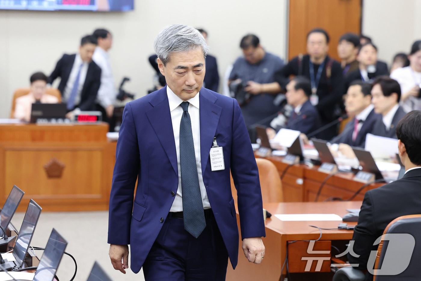 본문 이미지 - 신현송 한국은행 총재 후보자가 15일 서울 여의도 국회 재정경제기획위원회에서 열린 인사청문회에 참석하고 있다. 2026.4.15 ⓒ 뉴스1 신웅수 기자