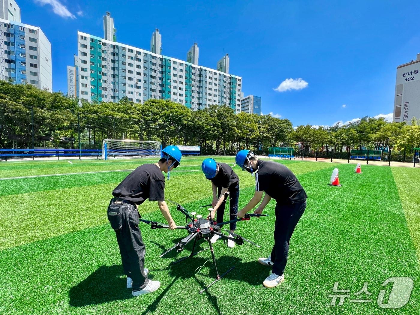 본문 이미지 - 드론을 운용하는 학생들(대전시교육청 제공) /뉴스1