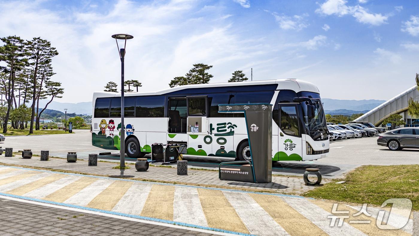 본문 이미지 - 강릉 무장애 관광차량.(강릉시 제공, 재판매 및 DB 금지) 2026.4.15/뉴스1