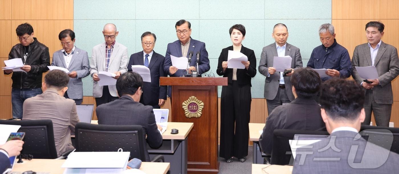 본문 이미지 - 도민세금유용 수사 촉구 범도민대책위 관계자들이 15일 전북 전주시 전북특별자치도의회에서 기자회견을 열고 민주당 전북도지사 경선세금유용 수사를 촉구하고 있다. 2026.4.15 ⓒ 뉴스1 유경석 기자