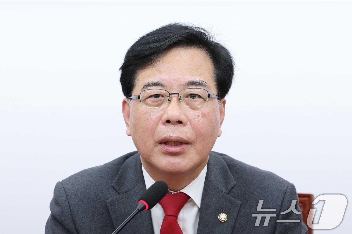 본문 이미지 - 송언석 국민의힘 원내대표가 15일 서울 여의도 국회에서 열린 경제계 노동현안 간담회에서 발언하고 있다. 2026.4.15 ⓒ 뉴스1 신웅수 기자