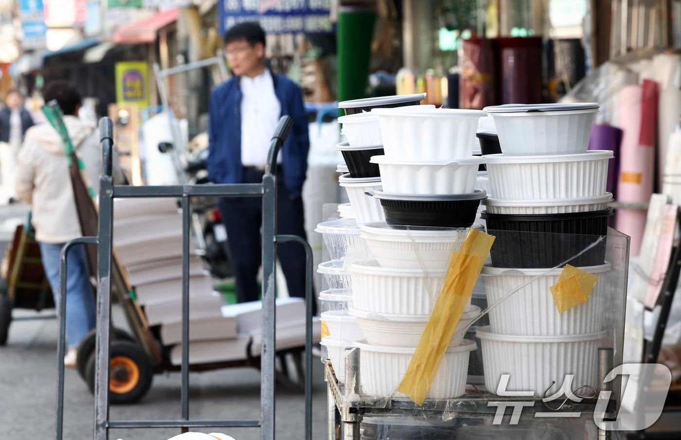 본문 이미지 - 서울 방산시장의 한 점포에 플라스틱 제품들이 진열돼 있다. 2026.4.15 ⓒ 뉴스1 최지환 기자