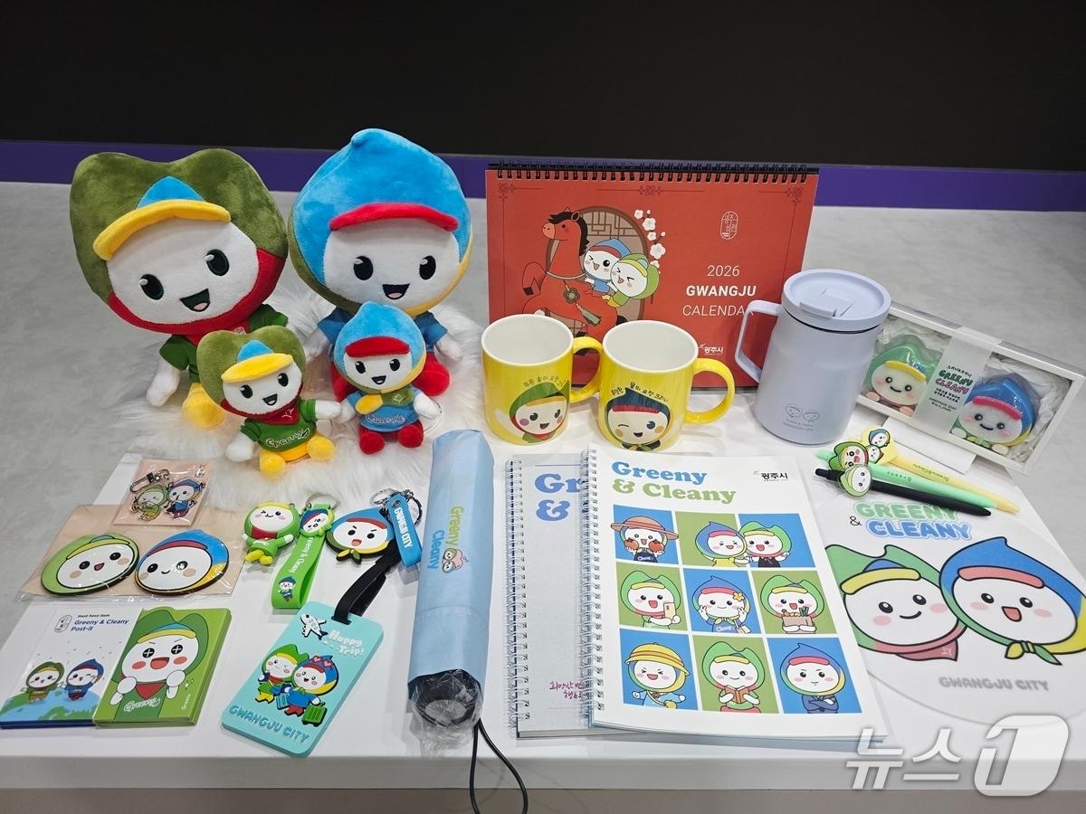 본문 이미지 - 광주시 캐릭터 '그리니·크리니'를 활용해 제작한 굿즈들.(광주시 제공)