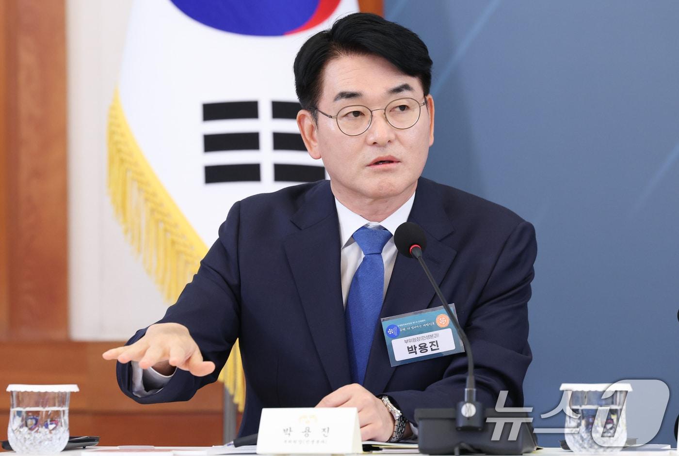 본문 이미지 - 박용진 규제합리화위원회 부위원장이 15일 청와대에서 열린 규제합리화위원회 제1차 전체회의에서 발언을 하고 있다. 2026.4.15 ⓒ 뉴스1 이재명 기자