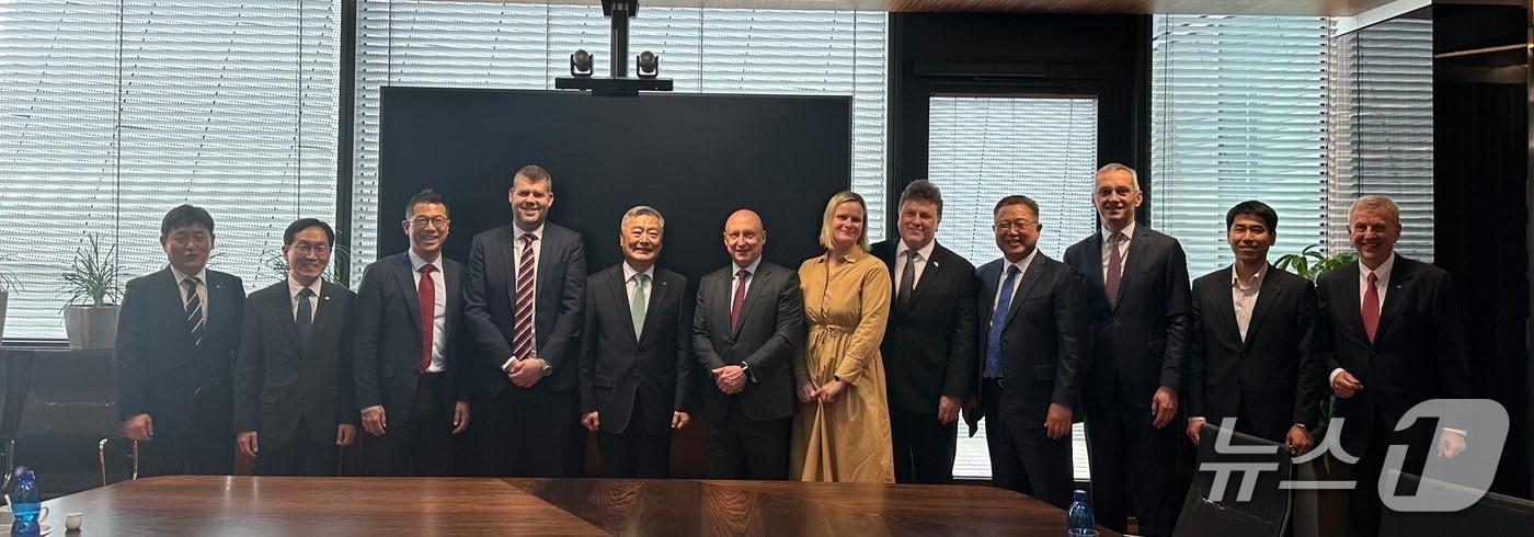 본문 이미지 - 김회천 한수원 사장(왼쪽에서 다섯번째)이 현지시간 13일 체코전력공사 및 발주사 경영진을 만났다.(사진제공=한수원)