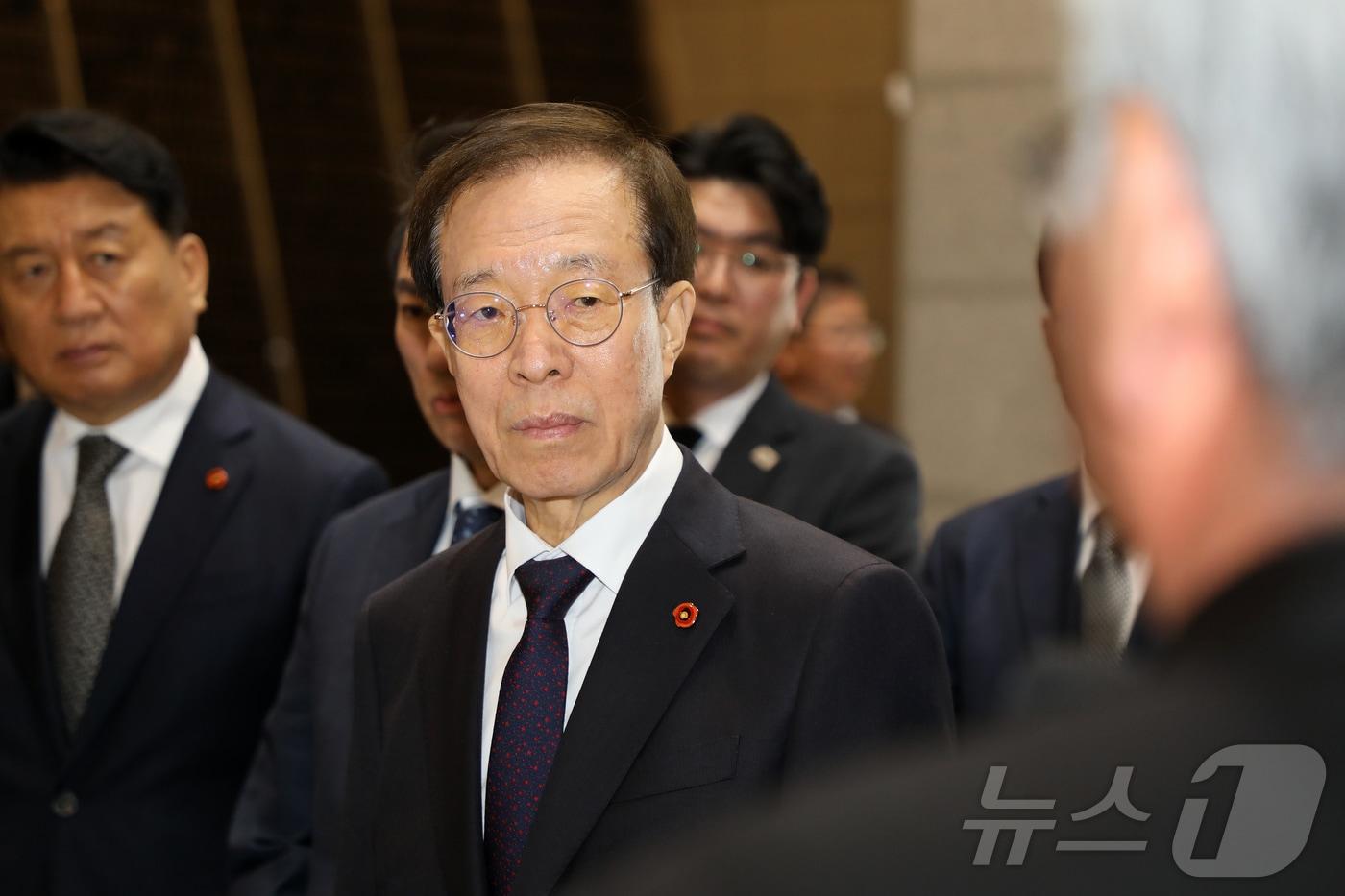 본문 이미지 - 이석연 대통령 직속 국민통합위원회 위원장이 15일 오전 제주4·3평화공원 위패봉안소를 둘러보고 있다. 2026.4.15 ⓒ 뉴스1 오미란 기자