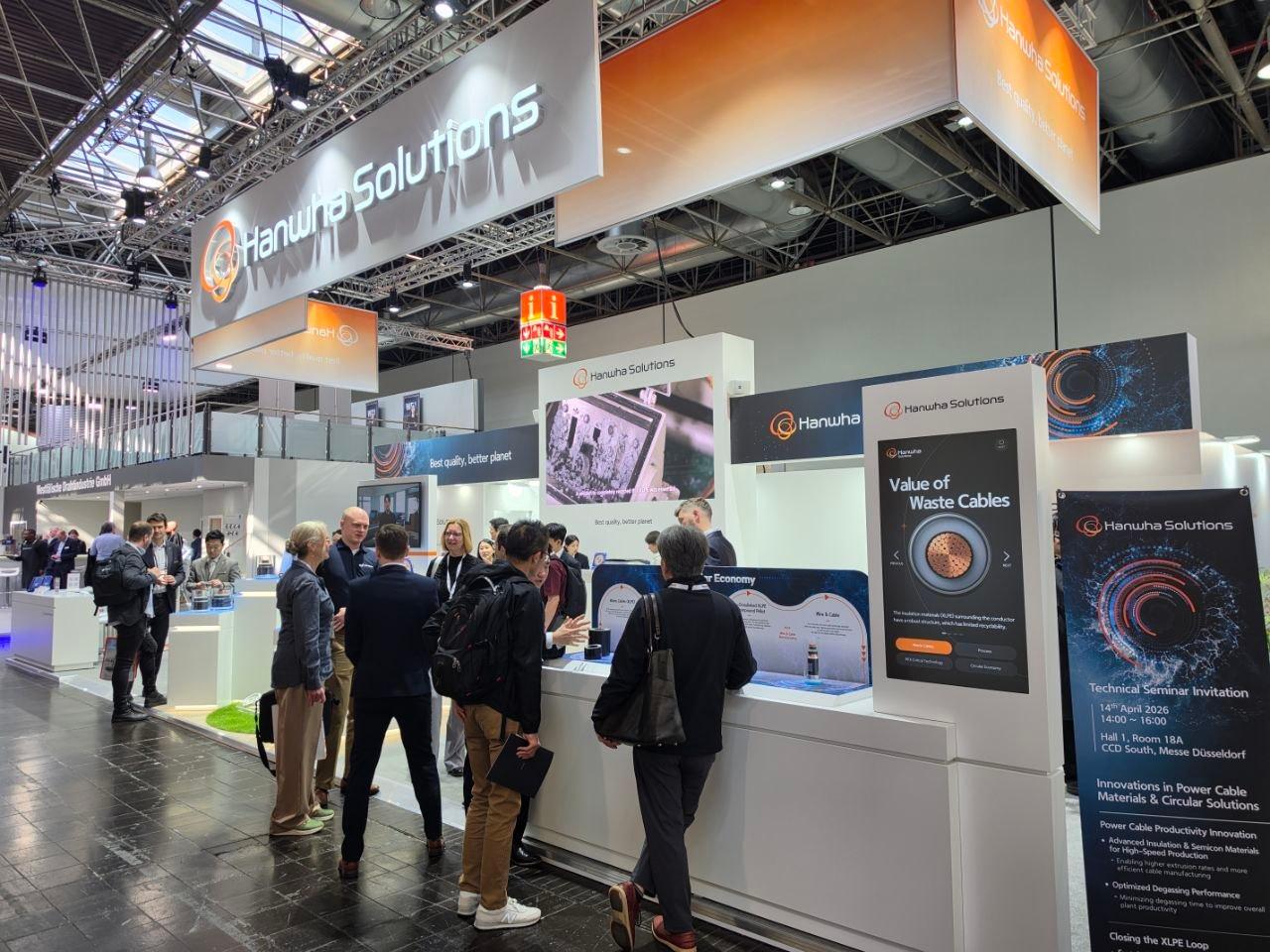 본문 이미지 - 참관객들이 '와이어 2026'에 설치된 한화솔루션 부스를 방문하고 있다.(한화솔루션 제공)/뉴스1