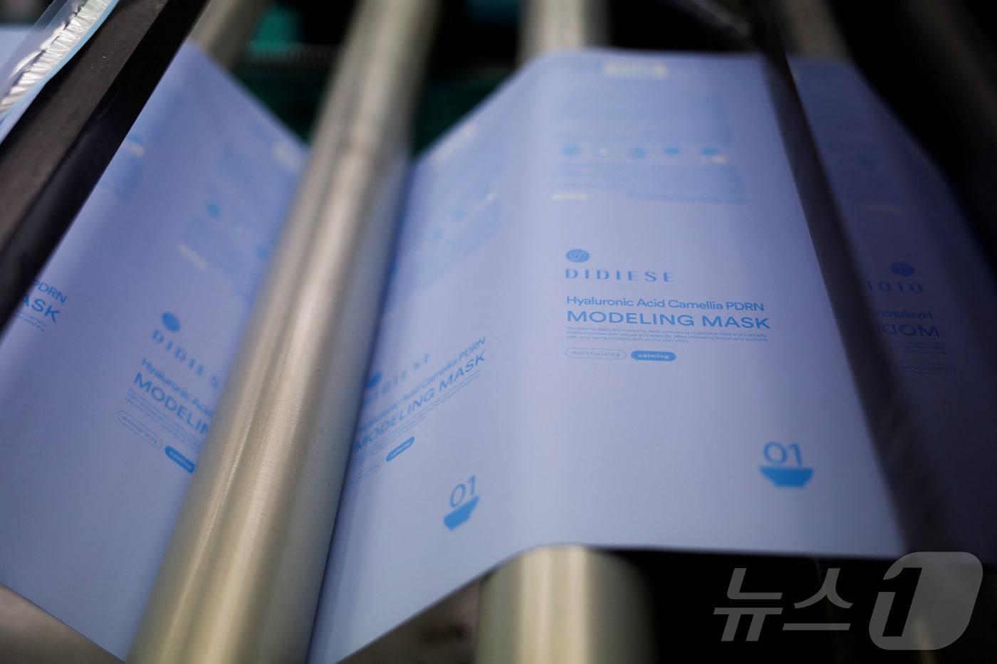 본문 이미지 - 지난 8일 경기도 평택의 한 공장에서 마스크팩 파우치 생산 라인 일부가 가동을 멈춘 모습. 2026.04.08. ⓒ 로이터=뉴스1