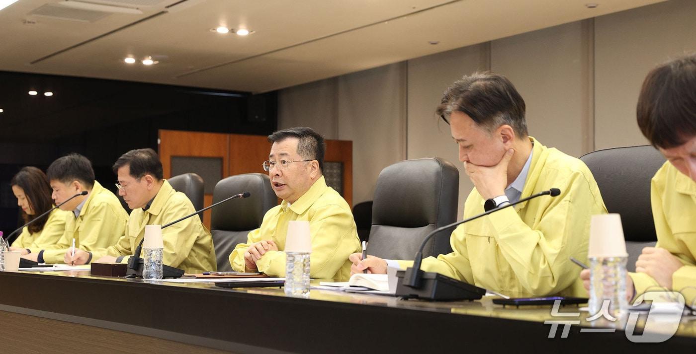 본문 이미지 - 공사는 전날(14일) 간부진 및 중동, 북미·서남아·CIS본부 등 해외무역관까지 화상으로 연결해 제18차 중동 긴급대응 TF 회의를 개최했다 (사진제공=코트라)