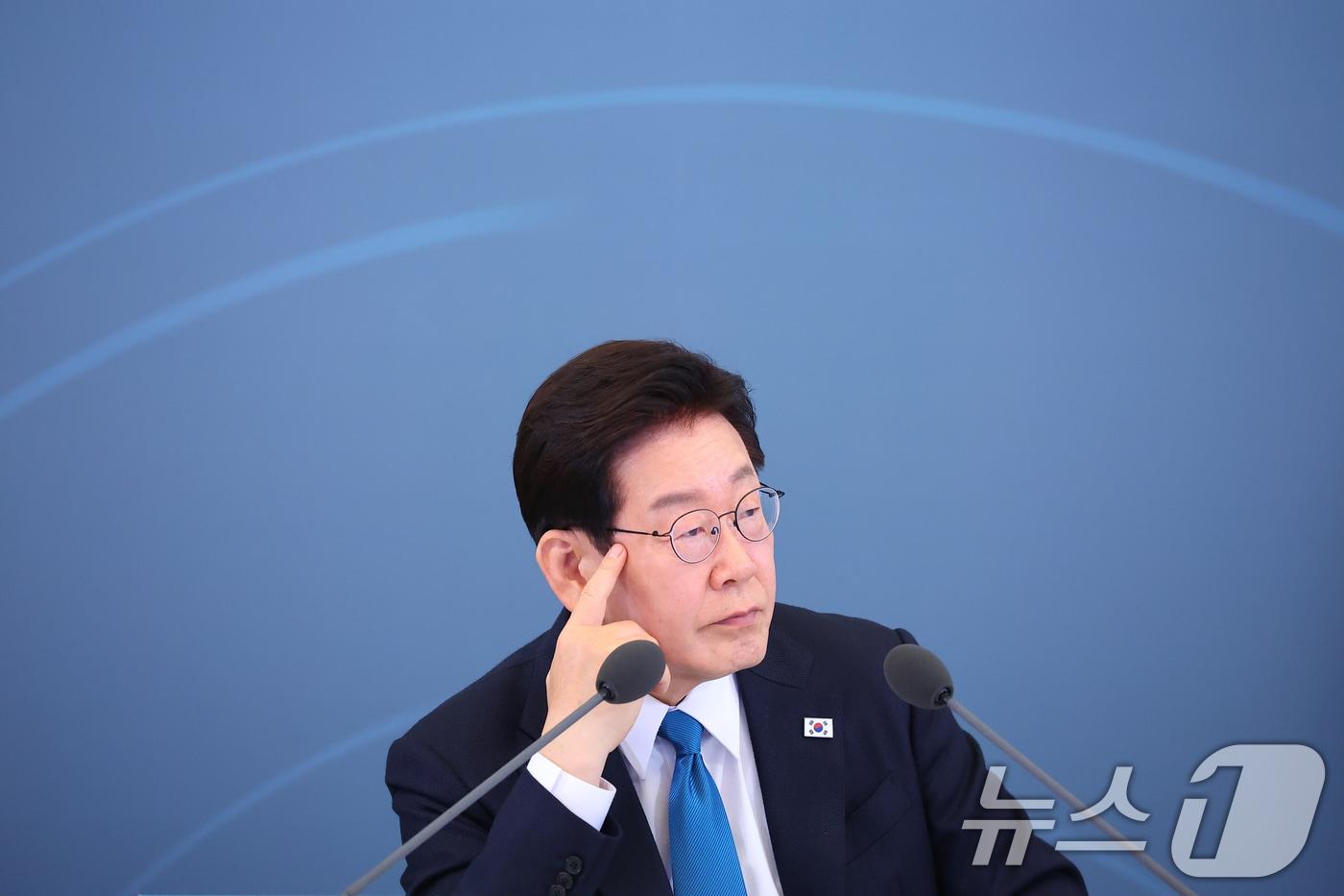 본문 이미지 - 이재명 대통령이 15일 청와대에서 열린 규제합리화위원회 제1차 전체회의에서 참석자의 발언을 경청하고 있다. 2026.4.15 ⓒ 뉴스1 이재명 기자