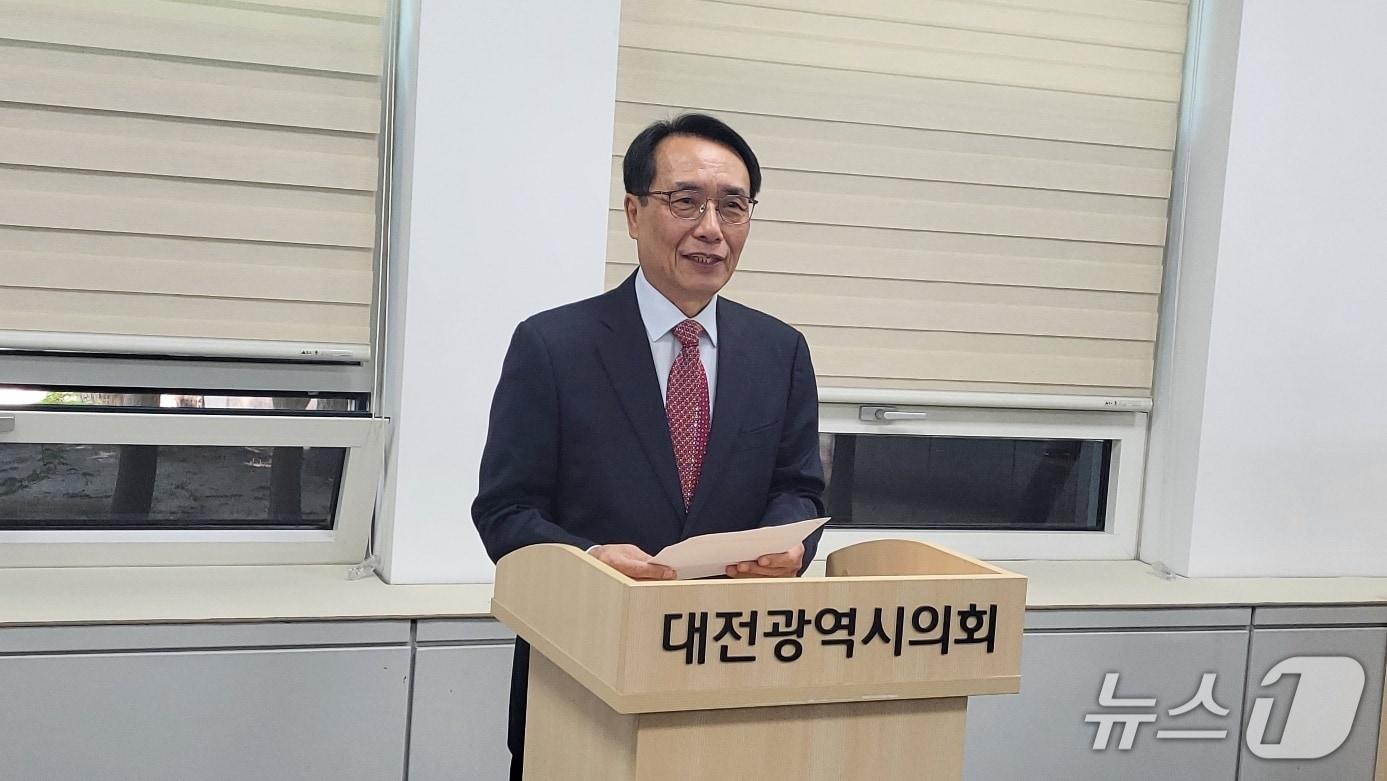 본문 이미지 - 한현택 전 대전 동구청장이 15일 오전 시의회 기자실에서 국민의힘 탈당 회견을 하고 있다. (박종명 기자) / 뉴스1