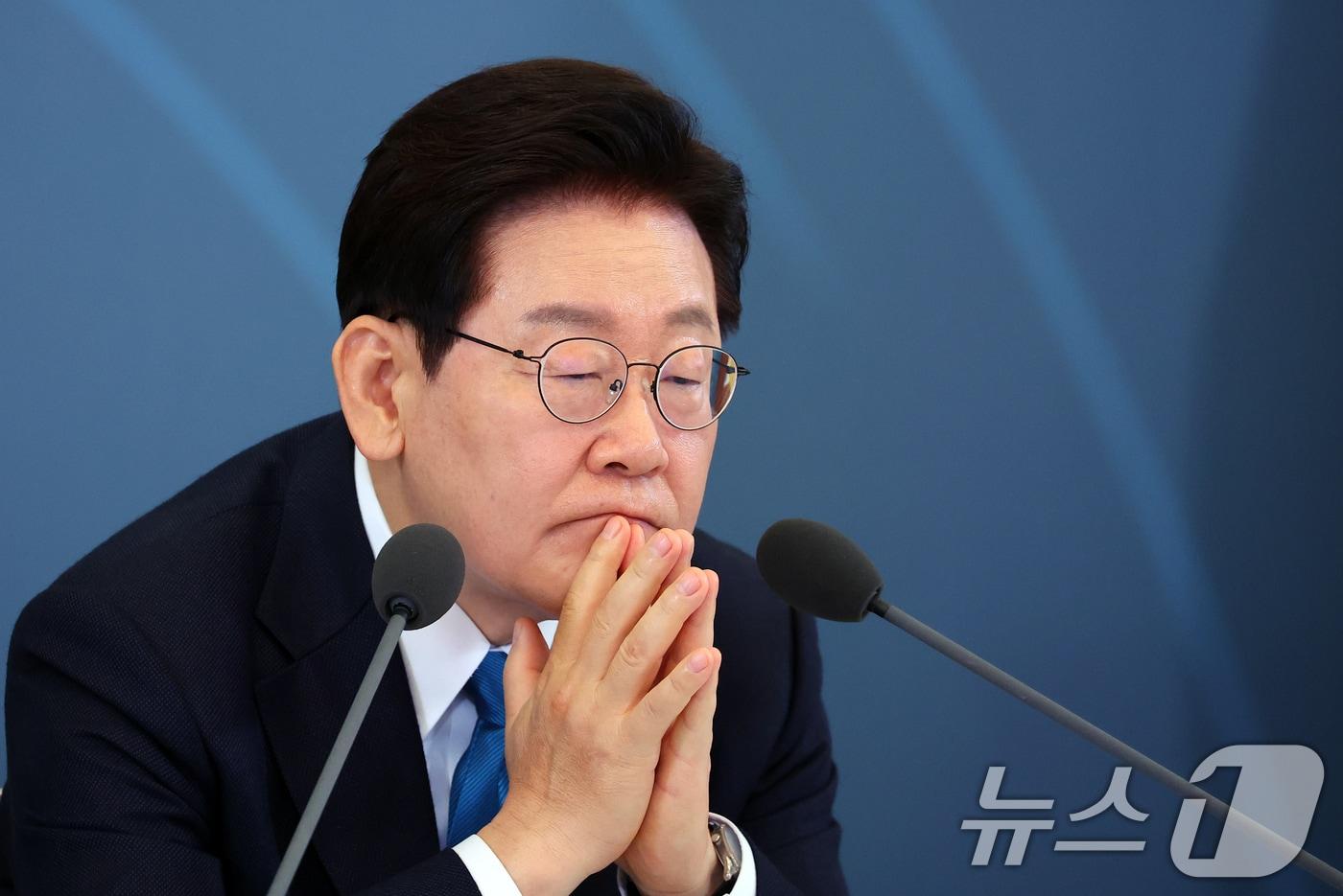 본문 이미지 - 이재명 대통령이 15일 청와대에서 열린 규제합리화위원회 제1차 전체회의에서 참석자의 발언을 경청하고 있다. 2026.4.15 ⓒ 뉴스1 이재명 기자