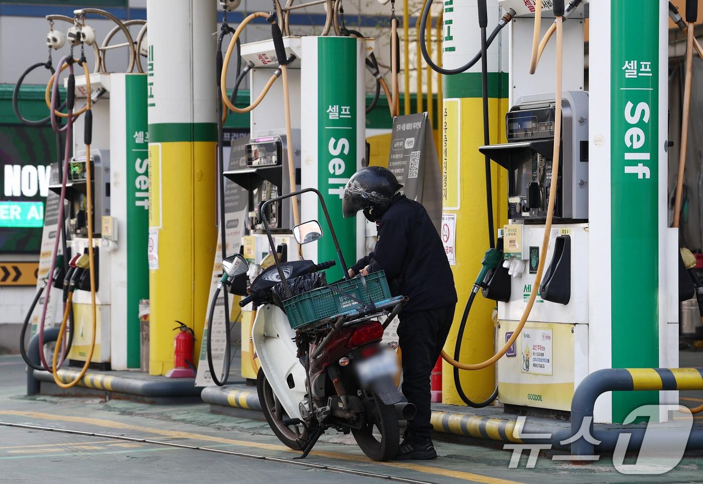 본문 이미지 - 서울 시내 주유소에서 시민이 차량에 기름을 넣고 있다.  2026.4.15 ⓒ 뉴스1 김민지 기자