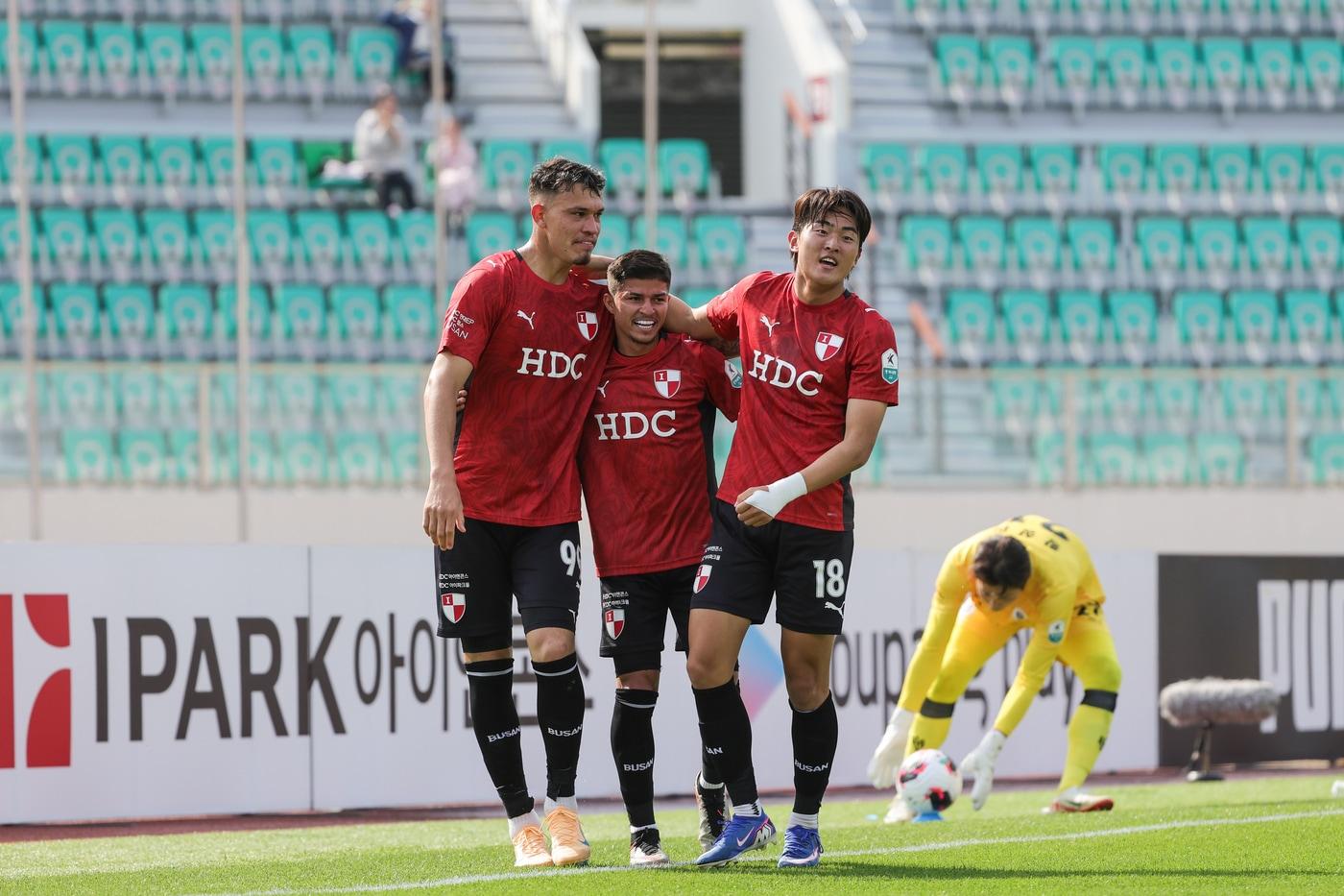 본문 이미지 - 6승1무 무패로 K리그2 선두를 달리고 있는 부산아이파크(부산 제공) 