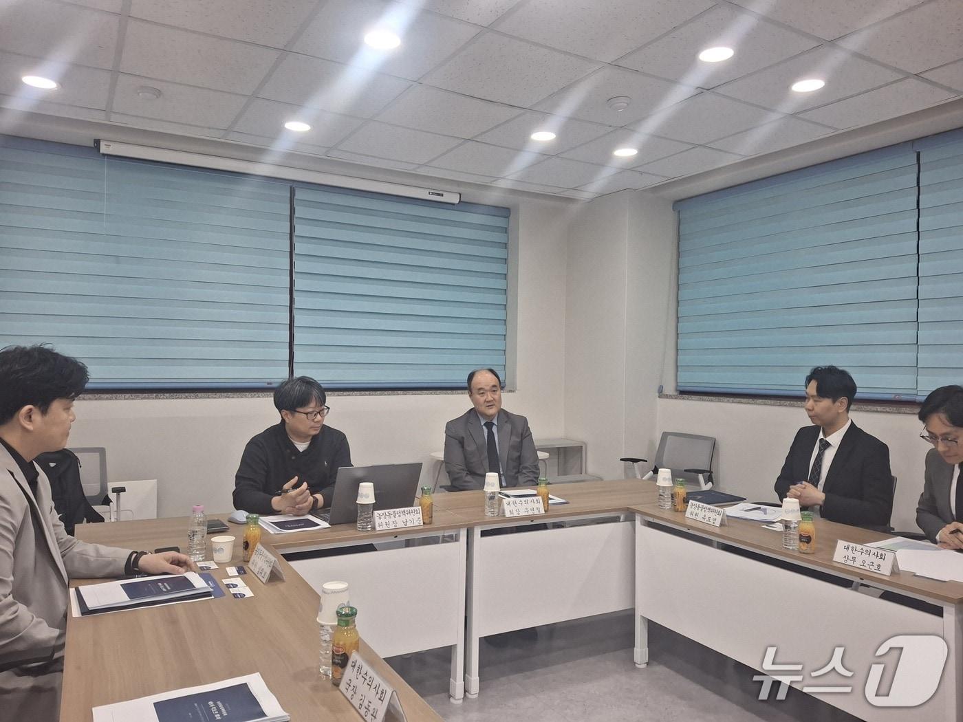 본문 이미지 - 대한수의사회 농장동물정책위원회가 13일 성남 수의과학회관에서 제1차 킥오프 회의를 개최했다(수의사회 제공). ⓒ 뉴스1