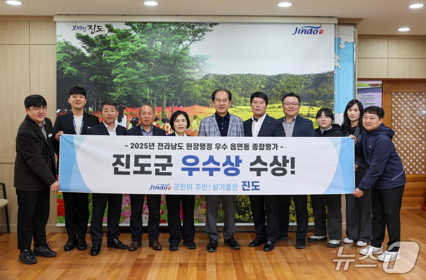 본문 이미지 - 김희수 군수 등 진도군 관계자들이 '2025년 현장행정 우수 읍면동 평가'에서 우수상을 받은 뒤 기념사진을 찍고 있다.(진도군 제공, 재판매 및 DB금지)/뉴스1      