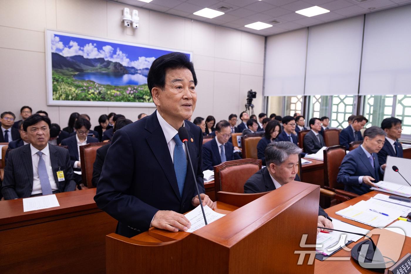 본문 이미지 - 정동영 통일부 장관이 15일 서울 여의도 국회에서 열린 제434회 국회(임시회) 외교통일위원회 제1차 전체회의에서 남북관계발전기본계획을 보고하고 있다. 2026.4.15 ⓒ 뉴스1 유승관 기자