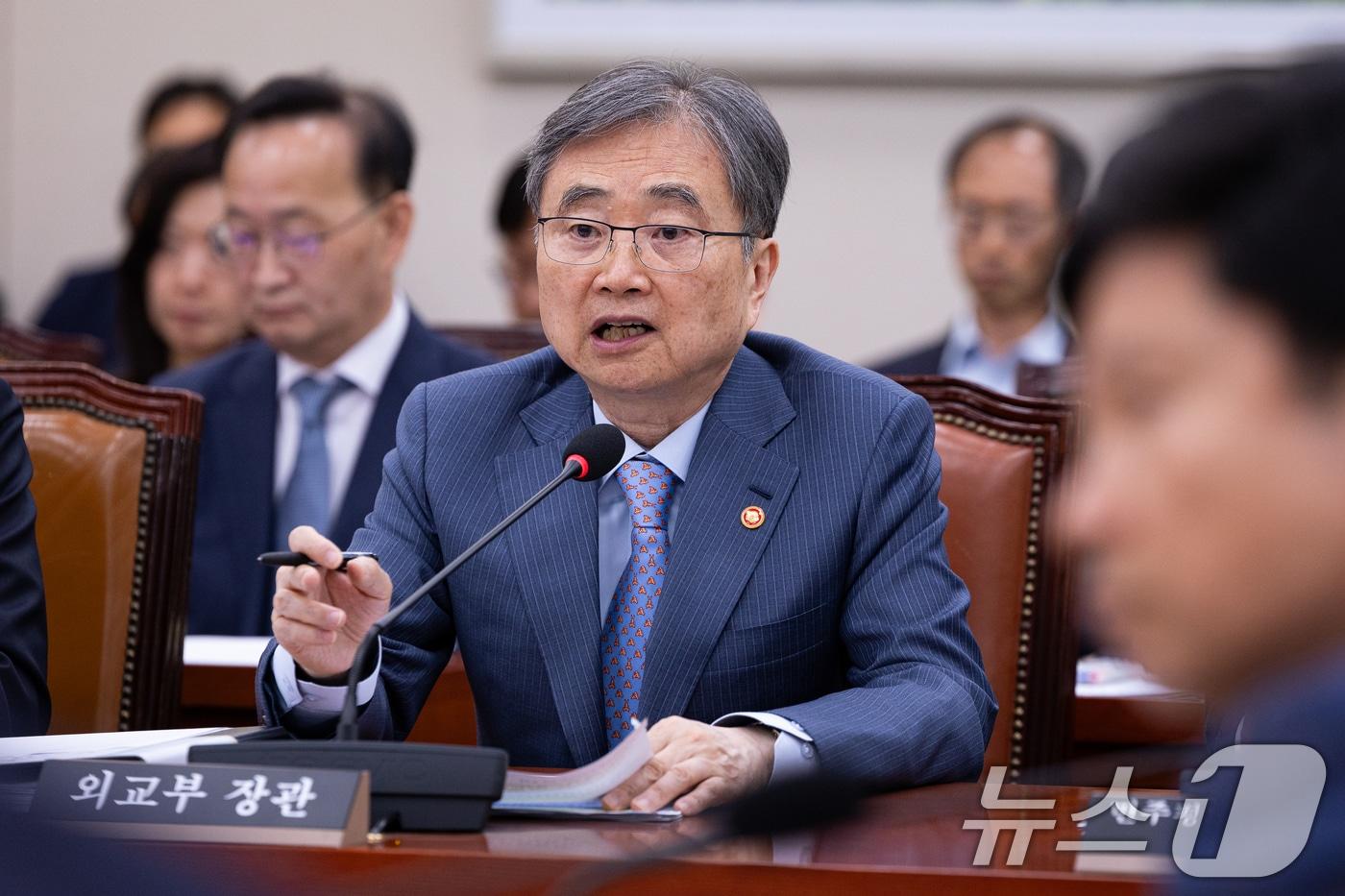 본문 이미지 - 조현 외교부 장관이 15일 서울 여의도 국회에서 열린 제434회 국회(임시회) 외교통일위원회 제1차 전체회의에서 의원들의 현안 질의에 답하고 있다. 2026.4.15 ⓒ 뉴스1 유승관 기자
